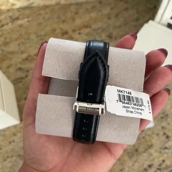 New mk 👨🏽 leather black watch - Picture 7 of 9